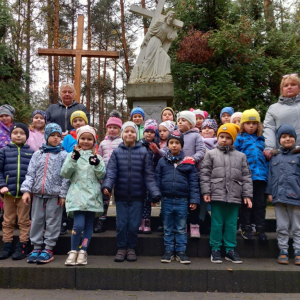 Pamiętamy! Przedszkolaki odwiedzają miejsca pamięci narodowej.