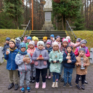 Pamiętamy! Przedszkolaki odwiedzają miejsca pamięci narodowej.