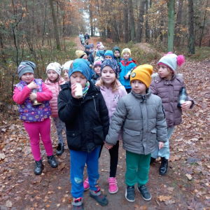 Pamiętamy! Przedszkolaki odwiedzają miejsca pamięci narodowej.