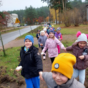 Pamiętamy! Przedszkolaki odwiedzają miejsca pamięci narodowej.