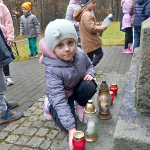 Pamiętamy! Przedszkolaki odwiedzają miejsca pamięci narodowej.