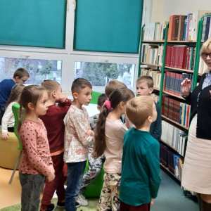 Pierwszaki odwiedziły bibliotekę