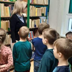 Pierwszaki odwiedziły bibliotekę