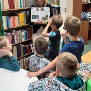 Pierwszaki odwiedziły bibliotekę