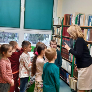 Pierwszaki odwiedziły bibliotekę