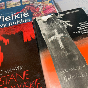 wystawa książek historycznych nawiązujących do tematyki II wojny światowej