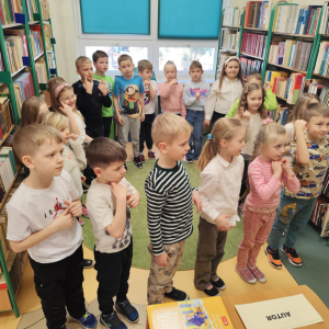 Pasowanie na czytelnika uczniów klasy pierwszej