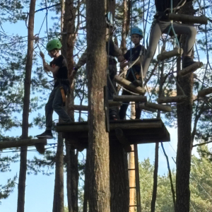 zmagania w parku linowym