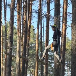 zmagania w parku linowym