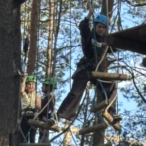 zmagania w parku linowym