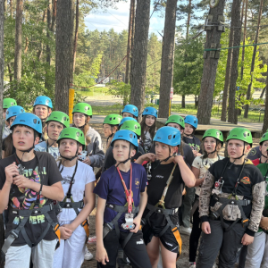 zmagania w parku linowym