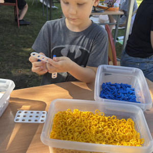 zabawa z klockami SkriKit