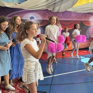 występ przedszkolaków i uczniów klasy 1