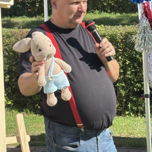 Wiktor Geller prowadzący licytację