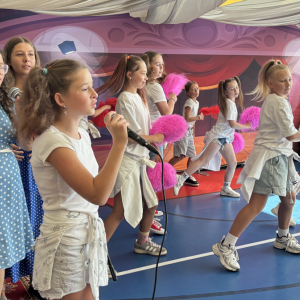 występ przedszkolaków i uczniów klasy 1