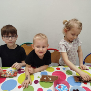  Radosne szaleństwo przedszkolaków w sali zabaw