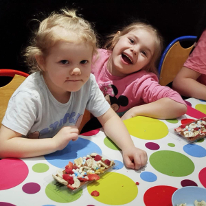  Radosne szaleństwo przedszkolaków w sali zabaw