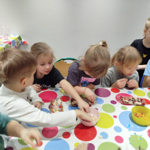  Radosne szaleństwo przedszkolaków w sali zabaw