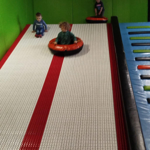  Radosne szaleństwo przedszkolaków w sali zabaw