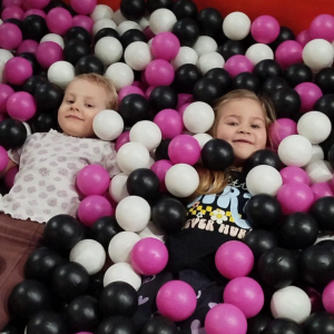  Radosne szaleństwo przedszkolaków w sali zabaw