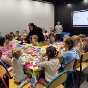  Radosne szaleństwo przedszkolaków w sali zabaw