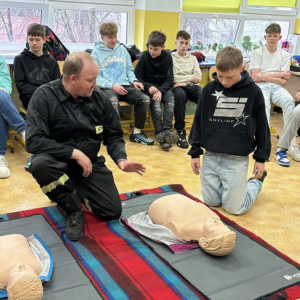 Pierwsza pomoc - ratuje życie! - warsztaty dla klasy 8a.
