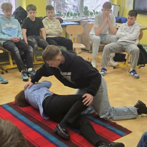 Pierwsza pomoc - ratuje życie! - warsztaty dla klasy 8a.